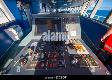 L'ÎLE DU SUD, Nouvelle-zélande - 25 MAI 2017 : commande pilote cabine avec vue sur la mer, en Nouvelle-Zélande. Banque D'Images