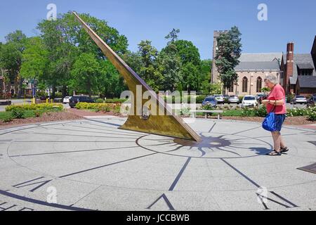 La femme près de Morehead Planetarium Sundial, University of North Carolina, Chapel Hill, Caroline du Nord. Banque D'Images