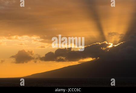 Soleil derrière l'île de Molokai de Maui Banque D'Images