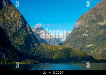 Paysage de haute montagne glacier à Milford Sound avec un lac magnifique, dans l'île du sud en Nouvelle-Zélande. Banque D'Images