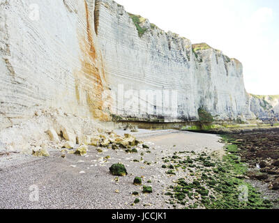 Plage de galets et de falaise sur le canal anglais Eretrat côte d'albâtre, France Banque D'Images