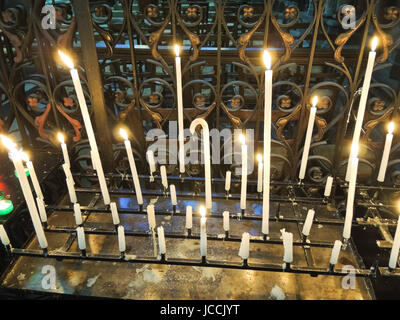 Des bougies allumées sur l'autel de la cathédrale, Amiens, France Banque D'Images