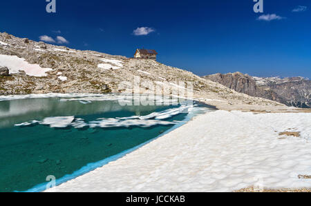 Vue d'été de Pisciadu lac avec une petite hutte de montagne Sella, Alto Adige, Italie Banque D'Images