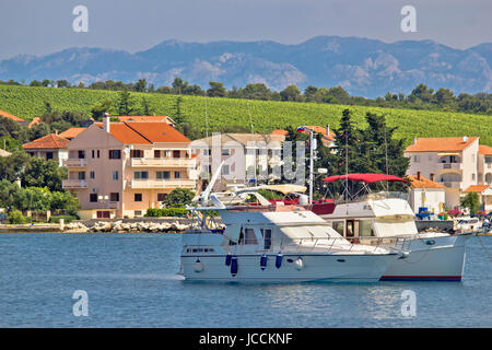 Au bord de l'idyllique village de Petrcane yachting en Dalmatie, Croatie Banque D'Images