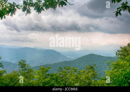 TheSmokey crêtes de montagnes s'étendant à travers la vallée sur le Blue Ridge Parkway près de Cherokee, Caroline du Nord. Banque D'Images