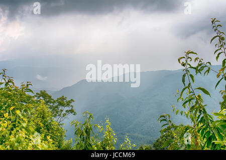 TheSmokey crêtes de montagnes s'étendant à travers la vallée sur le Blue Ridge Parkway près de Cherokee, Caroline du Nord. Banque D'Images