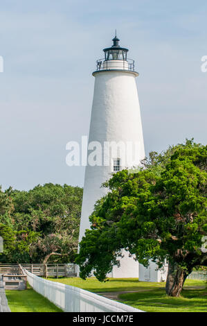 L'Ocracoke Lighthouse and Keeper's Habitation sur Ocracoke Island d'Outer Banks de la Caroline du Nord Banque D'Images