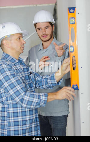 Apprenti charpentier et l'installation de cuisine de luxe Banque D'Images