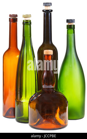 Vue de côté quelques bouteilles de vin fermé vide isolé sur fond blanc Banque D'Images