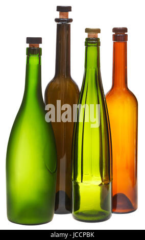 Vue latérale du vide de couleur des bouteilles de vin fermé isolé sur fond blanc Banque D'Images