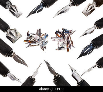 De nombreux détenteurs de bois dans les stylos plume close up isolé sur fond blanc Banque D'Images