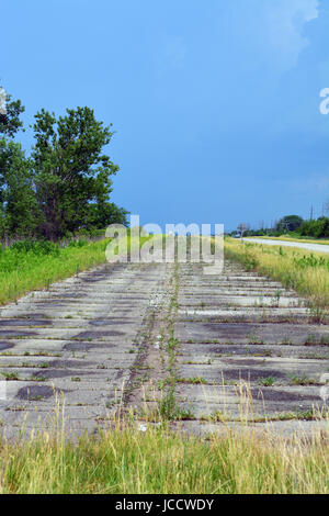 Une section de l'original 66 Rte est envahi par la route et abandonnés à côté de la nouvelle NOUS Historique 66 juste au sud de Dwight Illinois. Banque D'Images