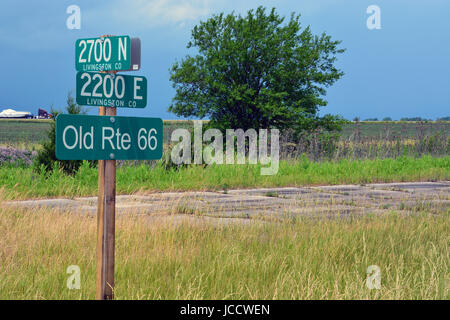 Une section de l'original 66 Rte est envahi par la route et abandonnés à côté de la nouvelle NOUS Historique 66 juste au sud de Dwight Illinois. Banque D'Images