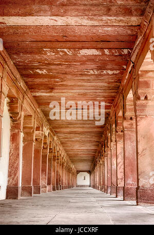 Une longue colonnade de grès rouge pillers est situé à l'ancienne ville de fatehpur, Inde. Banque D'Images