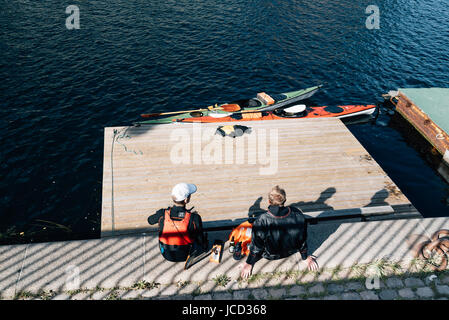 Copenhague, Danemark - 11 août 2016 : les canoéistes se reposant après l'exercice assis sur le bord de mer de Copenhague en une journée ensoleillée. Banque D'Images