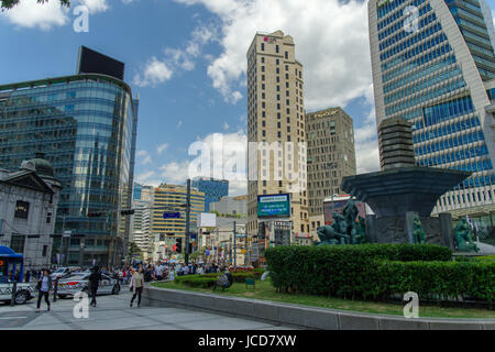 26,2016 peut regarder le Myeong-dong, à l'avant du grand magasin Shinsegae , Séoul , Corée du Sud Banque D'Images