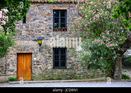 Façade d'un ancien bâtiment en pierre à Colonia del Sacramento, Uruguay. C'est l'une des plus anciennes villes de Uruguay Banque D'Images