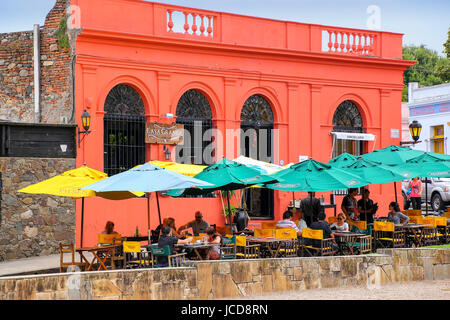 Café de la rue à Colonia del Sacramento, Uruguay. C'est l'une des plus anciennes villes de Uruguay Banque D'Images