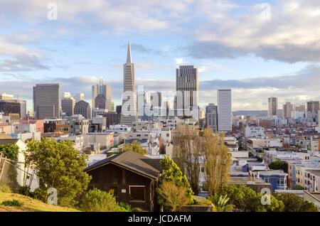 Vue aérienne du centre-ville de San Francisco city skyline, Californie, États-Unis d'Amérique. Une vue sur le paysage urbain, des gratte-ciel, l'architecture, la Transamerica Pyramid et les bâtiments commerciaux de Telegraph Hill. Banque D'Images