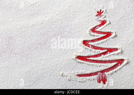 Arbre de Noël sur fond de la farine. La farine blanche ressemble à la neige. Vue d'en haut Banque D'Images