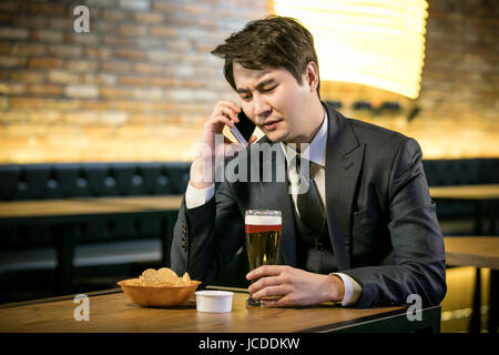 Portrait d'homme seul stress at bar Banque D'Images