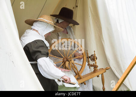 Les femmes filer dans un campement à un Hogan-vexel English Civil war reenactment événement. Charlton park, Malmesbury, Wiltshire, Royaume-Uni Banque D'Images