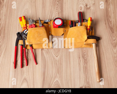 Toolbelt avec divers outils allongé sur le banc Banque D'Images