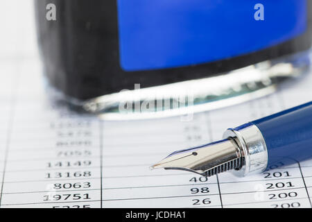 Photos de bouteille d'encre et stylo Banque D'Images
