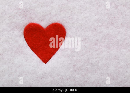 Coeur feutre rouge feutre blanc en arrière-plan Banque D'Images
