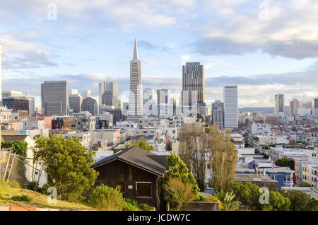 Vue aérienne du centre-ville de San Francisco city skyline, Californie, États-Unis d'Amérique. Une vue sur le paysage urbain, des gratte-ciel, l'architecture, la Transamerica Pyramid et les bâtiments commerciaux de Telegraph Hill. Banque D'Images