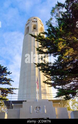 La Coit Tower, alias le Lillian Coit Memorial Tower sur Telegraph Hill de San Francisco, Californie, États-Unis d'Amérique. Une vue rapprochée de la tour blanche flutted haut. Banque D'Images