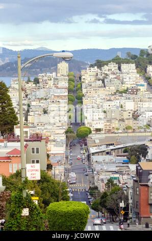 La célèbre Lombard Street sur Russian Hill à San Francisco, Californie, États-Unis d'Amérique. Une vue de la route menant à la baie, les maisons et le jardin tout autour et de la colline raide vers le bas. Banque D'Images