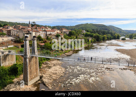 La France, l'Allier (43), Aurec-sur-Loire et passerelle sur la Loire, elle s'appuie sur les piles de l'ancien pont datant de 1892 // France, Haute Loi Banque D'Images