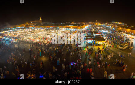 Place Jamaa El Fna, la place Jemaa El Fnaa, Djema El Fna ou Place Djemaa el Fna est un carré et de la place du marché à Marrakech médina. Le Maroc, l'Afrique. L'UNESCO Chef-d'œuvre du patrimoine oral et immatériel de l'humanité. Banque D'Images