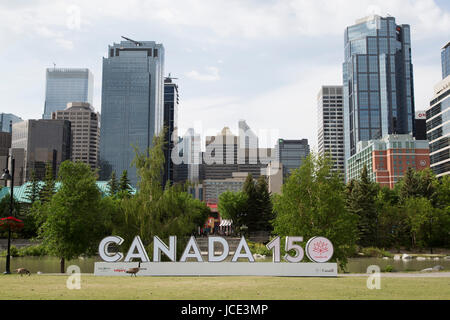 Canada Goose par un signe 150 Canada à Calgary, Canada. L'enseigne célèbre 150 ans depuis la Confédération. Banque D'Images