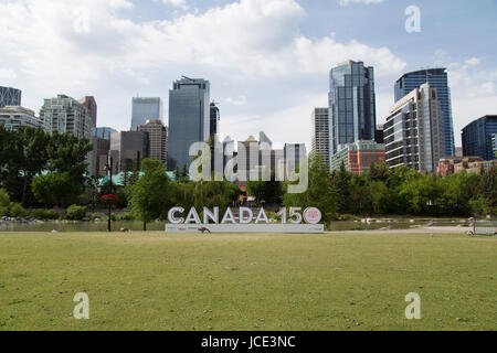 Une bernache du Canada par un signe 150 Canada à Calgary, Canada. L'inscription commémore le 150e anniversaire de la Confédération. Banque D'Images