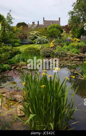 Cotswold cottage jardin avec étang de la faune, en Angleterre Banque D'Images