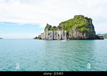 Ko Maphrao island dans l'océan pour avaler la récolte des nids, Province de Chumpon, Thaïlande Banque D'Images