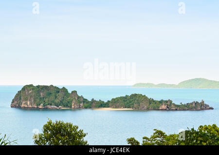 Vue de haut de l'île Ko Maphrao dans l'océan pour avaler la récolte des nids, Province de Chumpon, Thaïlande Banque D'Images