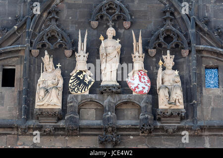 Vue rapprochée de l'historique Tour du pont Charles à Prague, République tchèque. Banque D'Images