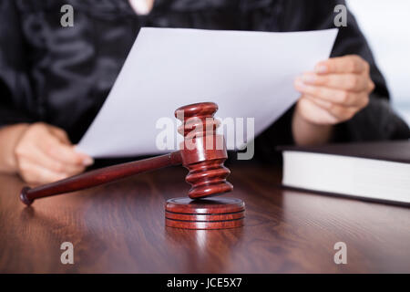 Close-up of Female Hands Holding Verdict en audience Banque D'Images