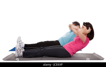Remise en forme active mature couple doing. Isolated on white Banque D'Images