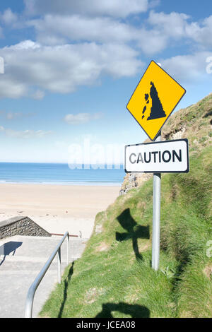 Attention roches détachées ou un glissement de signer à Ballybunion beach County Kerry Ireland façon sauvage de l'Atlantique Banque D'Images