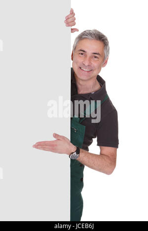 Mâle mature Gardner Holding Placard sur fond blanc Banque D'Images