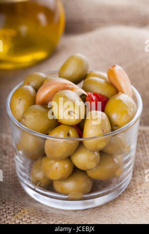 Une poignée d'olives maison sur un verre, des tapas espagnoles typiques Banque D'Images