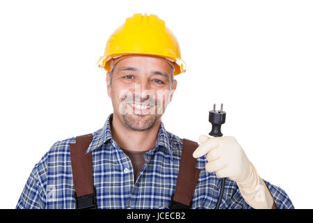 Happy Electrician Holding Plug Fil sur fond blanc Banque D'Images