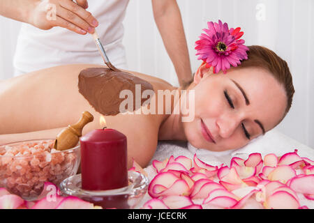 Femme bénéficiant d'un traitement de la peau au centre de spa Banque D'Images