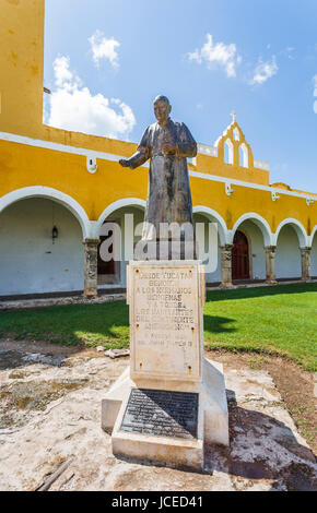 Statue du Pape Jean Paul II dans le monastère franciscain de Saint Antoine à Izamal, la ville jaune, une petite ville près de Merida, Yucatan, Mexique Banque D'Images