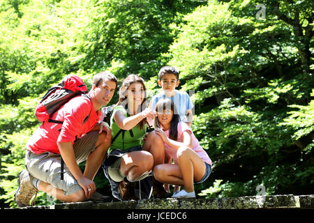 Famille sur un pont en observant la nature montagne Banque D'Images