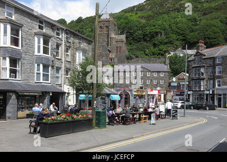 Beach Road, le centre-ville de Barmouth, Gwynedd. Banque D'Images